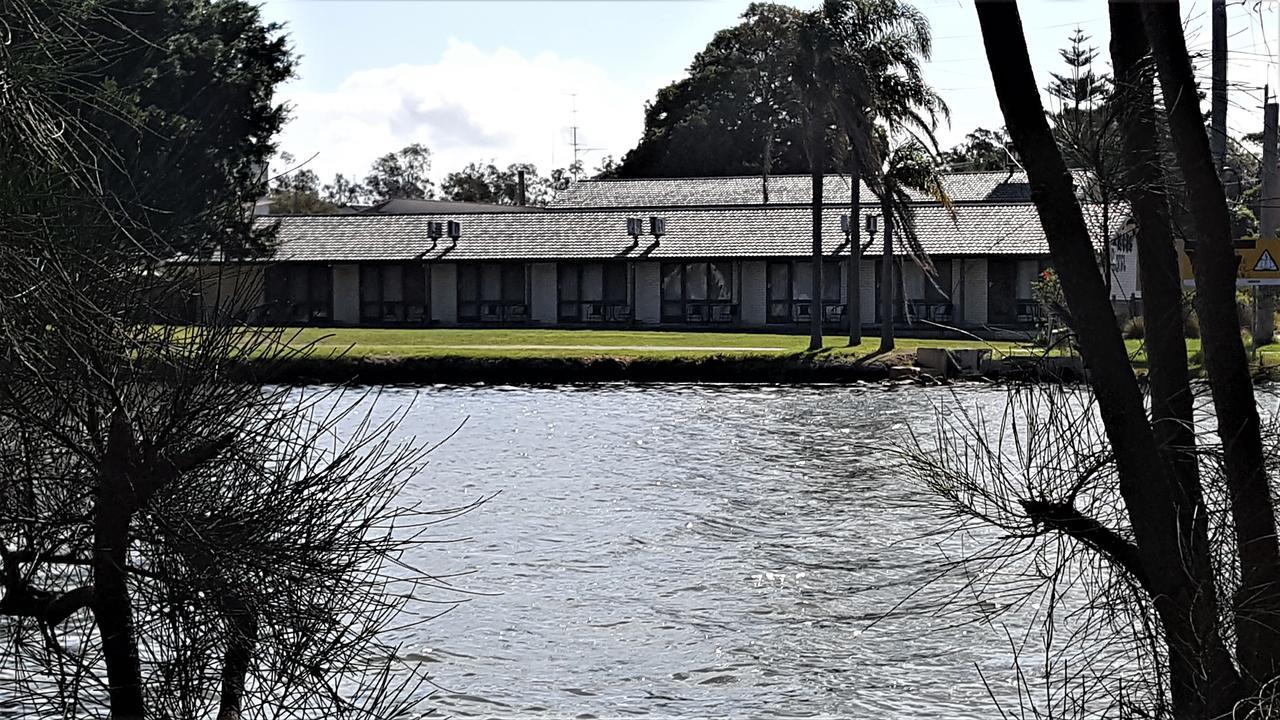 Hibiscus Lakeside Motel Budgewoi Exteriér fotografie